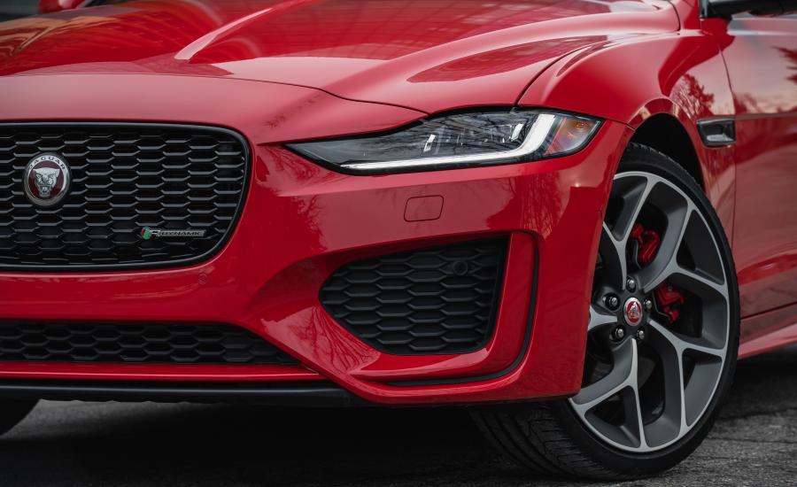 Детали экстерьера Jaguar XE P300 R-Dynamic 2019 года  (NA) (фото 26 из 40)